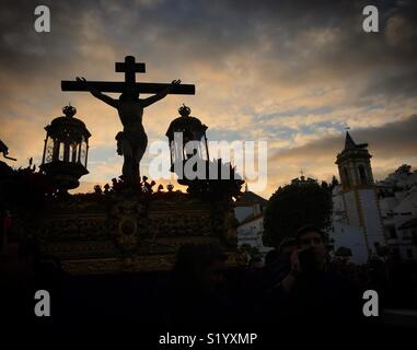 La silhouette di Gesù Cristo crocifisso e di una chiesa durante pasqua settimana santa in Prado del Rey, Sierra de Cadice, Andalusia, Spagna Foto Stock