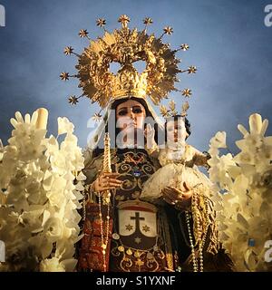 Un immagine della Vergine del Carmelo è visualizzato durante pasqua settimana santa in Prado del Rey, Sierra de Cadice, Andalusia, Spagna Foto Stock