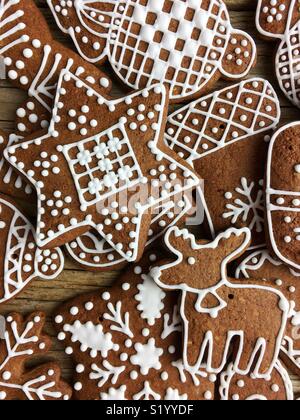 Schermo pieno di Natale gingerbread cookie su una tavola di legno Foto Stock