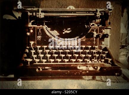 Monocromatica immagine seppia di una vecchia macchina da scrivere Underwood. Foto Stock