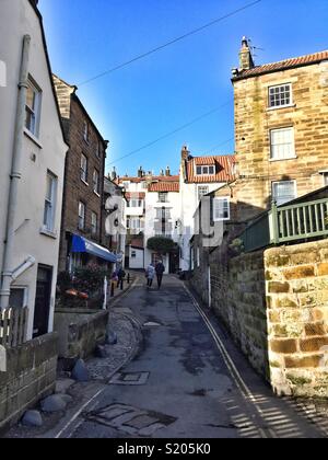 Strada in Robin Hood's Bay, North Yorkshire, Regno Unito, east coast Foto Stock