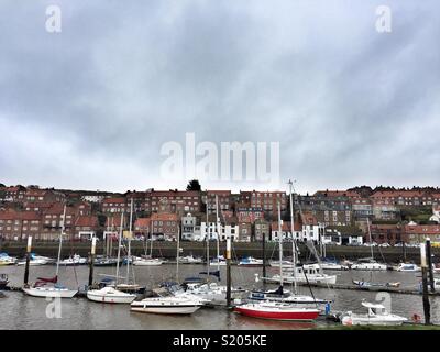 Ormeggiate barche a vela nel porto di Whitby, marzo 2018, North Yorkshire Foto Stock