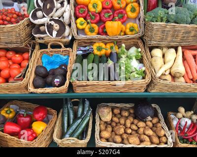 Un mercato in stallo piena di fresco, organicamente producono frutta e verdura dai produttori locali Foto Stock