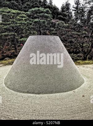 La scultura di sabbia destinata a simboleggiare il Monte Fuji a Ginkaku-ji il Tempio Zen a Kyoto, in Giappone. Noto anche come il Padiglione di Argento. Foto Stock