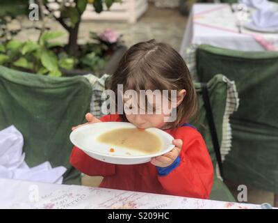 I bambini a mangiare una zuppa Foto Stock