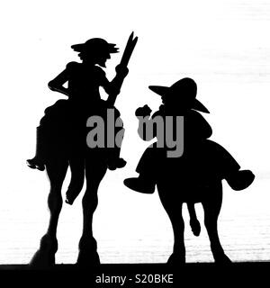 Don Chisciotte e Sancho Panza, silhouette di un metallo bookend disposti di piatto su sfondo bianco, close-up Foto Stock
