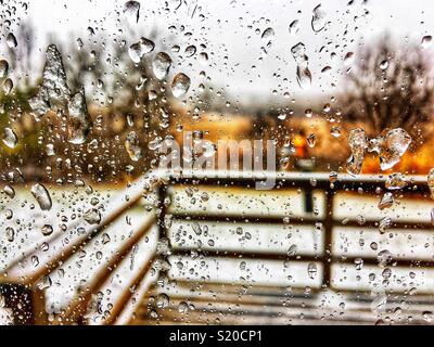 Nevischio sulla finestra con vista cortile Foto Stock