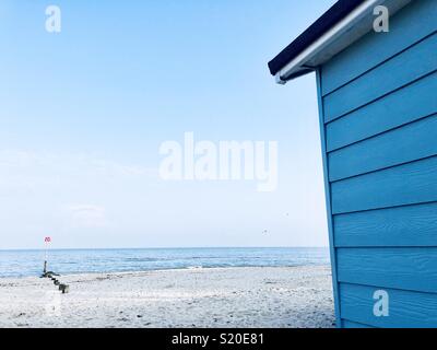 Blue Beach Hut su di una spiaggia di sabbia in Mudeford Foto Stock