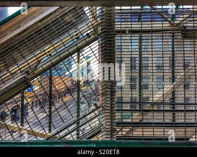 Vista se Clinton Street a Chicago, visto dalla piattaforma sopraelevata della stazione el. Foto Stock