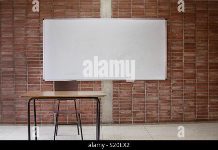 Svuotare gli insegnanti escursioni all'interno di università classroom Foto Stock