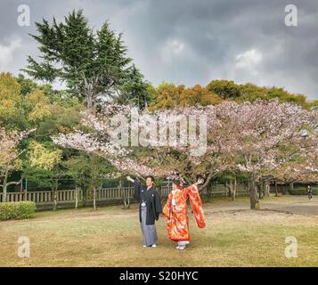 Giovane pone per foto di matrimonio in abbigliamento tradizionale giapponese. Foto Stock