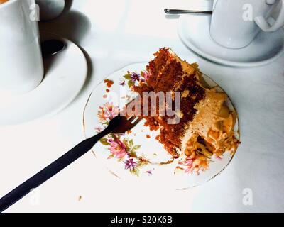 Soddisfazione: parzialmente mangiato torta di caffè su una piastra Foto Stock