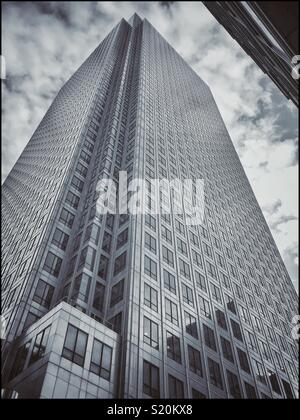 Guardando verso l'alto un edificio alto (grattacielo?!). Un sacco di uffici la scalata al cielo in un moderno edificio da qualche parte in Europa. Credito foto - © COLIN HOSKINS. Foto Stock