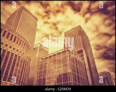 Alta edifici per uffici a Canary Wharf a Londra Docklands di zona. Un pesantemente dai toni seppia immagine di edifici alti a Londra, Inghilterra. Credito foto - © COLIN HOSKINS. Foto Stock