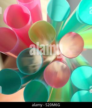 Immagine astratta delle cime di multi-plastica colorata cannucce potabile con luce diurna che brilla attraverso Foto Stock