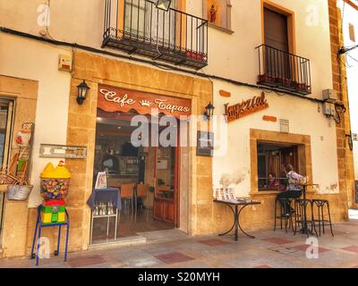 Il bar Imperial, tradizionale, tipica, tapas bar nella città vecchia di Javea/ Xabia, Costa Blanca, Spagna Foto Stock