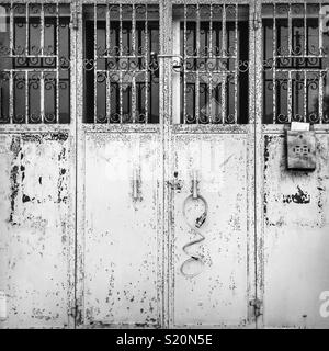 Metallo porte di sicurezza su una casa in Luk Keng village, Nuovi Territori di Hong Kong Foto Stock