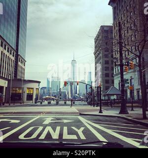 Guardando verso una World Trade Center da una strada nella città di Jersey, New Jersey Foto Stock