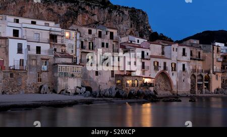 Cefalù, Sicilia, al crepuscolo Foto Stock