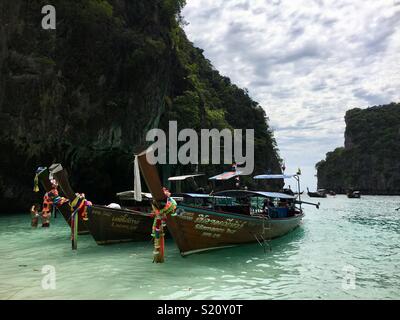 Una foto scattata sull isola di PhiPhi in Loh Samah bay nei pressi di Maya Bay (dove hanno girato la spiaggia). Foto Stock