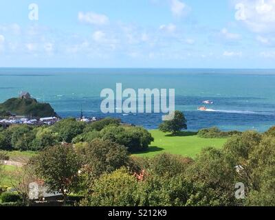 Guardando in giù verso il porto e Damien Hirst Verity, Ilfracombe, Devon Foto Stock