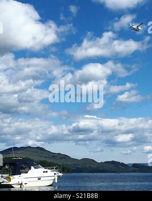 Vista sul Loch Lomond e dalla spiaggia di Luss in Scozia Foto Stock