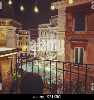 Affacciato sulla fontana di Trevi da una terrazza sul tetto, Roma, Italia Foto Stock