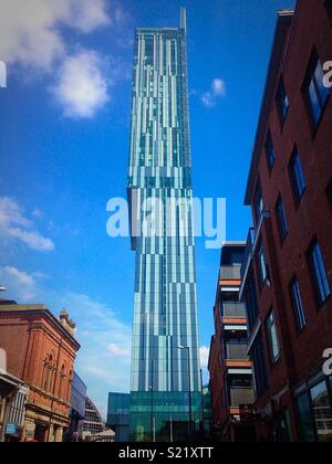 Una vista delle imponenti Beetham Tower da Liverpool Road nel centro della città di Manchester. Foto Stock