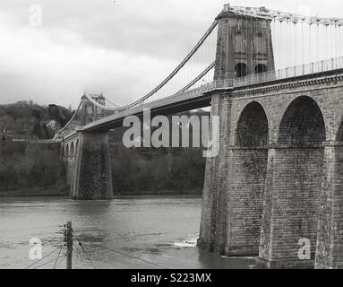 Telford di Menai Bridge oltre il Menai direttamente il collegamento di Bangor e Anglesey e il porto di Holyhead a Londra. Foto Stock