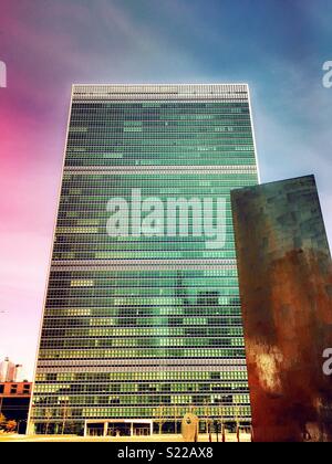 United Nation segretario edificio è attraversata la strada dal Ralph mazzetto parco con la scultura pezzo formano uno, la fratellanza, NYC, STATI UNITI D'AMERICA Foto Stock