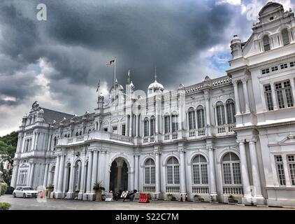 Nuvole temporalesche muovendo in più di uno storico edificio coloniale di Penang, Malaysia. Foto Stock