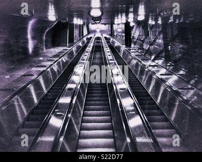 Escalator alla stazione ferroviaria. L'aeroporto Vantaa di Helsinki, Finlandia Foto Stock