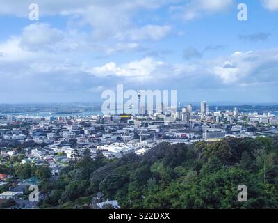 Una vista di Auckland dal Mt Eden, Nuova Zelanda. Foto Stock