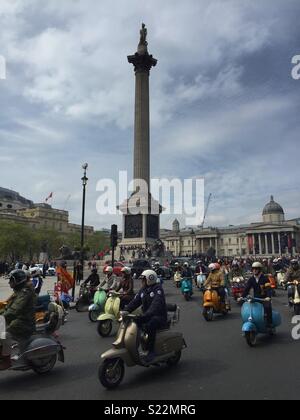 Vespa scooter riding passato Trafalgar Square, Londra Foto Stock