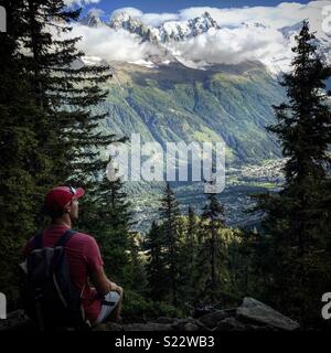 Escursionista ammira vista montagna nelle Alpi francesi Foto Stock