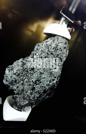 Genuine NASA Moon Rock campione dalla missione Apollo 17. Sul display in Leicester Regno Unito. Foto Stock