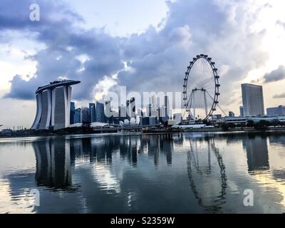 Lo skyline di Singapore - Riflessione Foto Stock