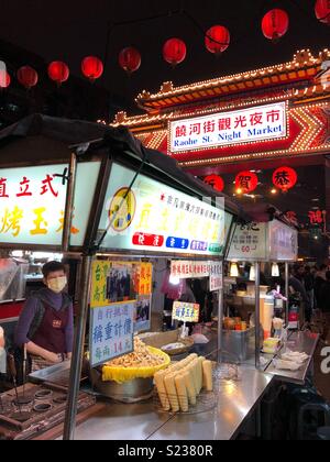 Raohe Street, il mercato notturno in Taipei, Taiwan. Foto Stock