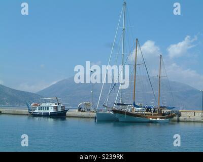 Barche nel porto di Sami, Cefalonia Foto Stock