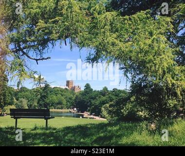 Vista di St Albans Abbey / Cattedrale da Verulamium Park, St Albans, Hertfordshire, Inghilterra, Regno Unito Foto Stock