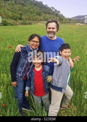 Interracial famiglia. Caucaso e giovane peruviano e i loro bambini. Foto Stock