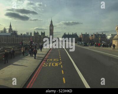Westminster bridge in un raro momento di assenza di traffico guardando verso il parlamento Foto Stock