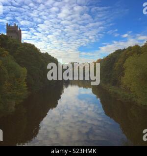 Nuvole riflettono nel fiume usura, Durham su una bella giornata. Foto Stock