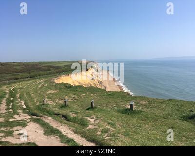 Passeggiata costiera, Barton-on-Sea. Erosione costiera. Foto Stock