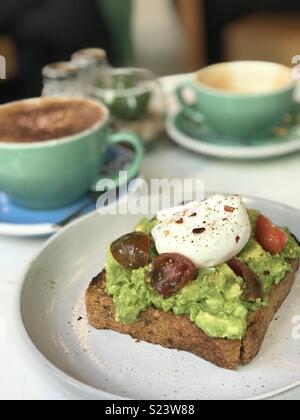 Avocado e uova su pane tostato Foto Stock