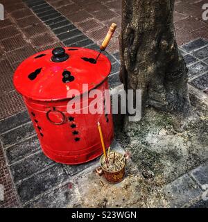 Incenso e un braciere per la masterizzazione joss carta al di fuori di un negozio a Wan Chai, Isola di Hong Kong Foto Stock