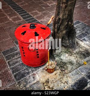 Incenso e un braciere per la masterizzazione joss carta al di fuori di un negozio a Wan Chai, Isola di Hong Kong Foto Stock