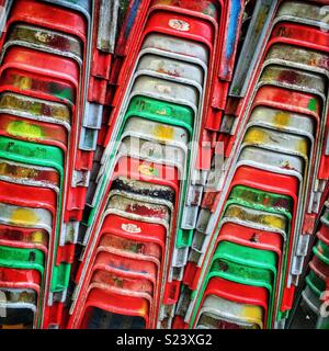 Plastica colorata sgabelli in un ristorante di strada in Yuen Long, Nuovi Territori di Hong Kong Foto Stock