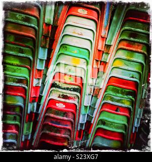 Plastica colorata sgabelli in un ristorante di strada in Yuen Long, Nuovi Territori di Hong Kong Foto Stock