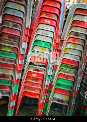 Plastica colorata sgabelli in un ristorante di strada in Yuen Long, Nuovi Territori di Hong Kong Foto Stock